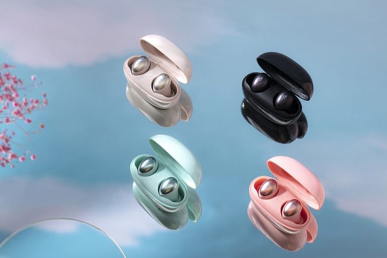 Kuidas laadimisnõel TWS-peakomplekti või kõrvaklappide külge kinnitatakse?