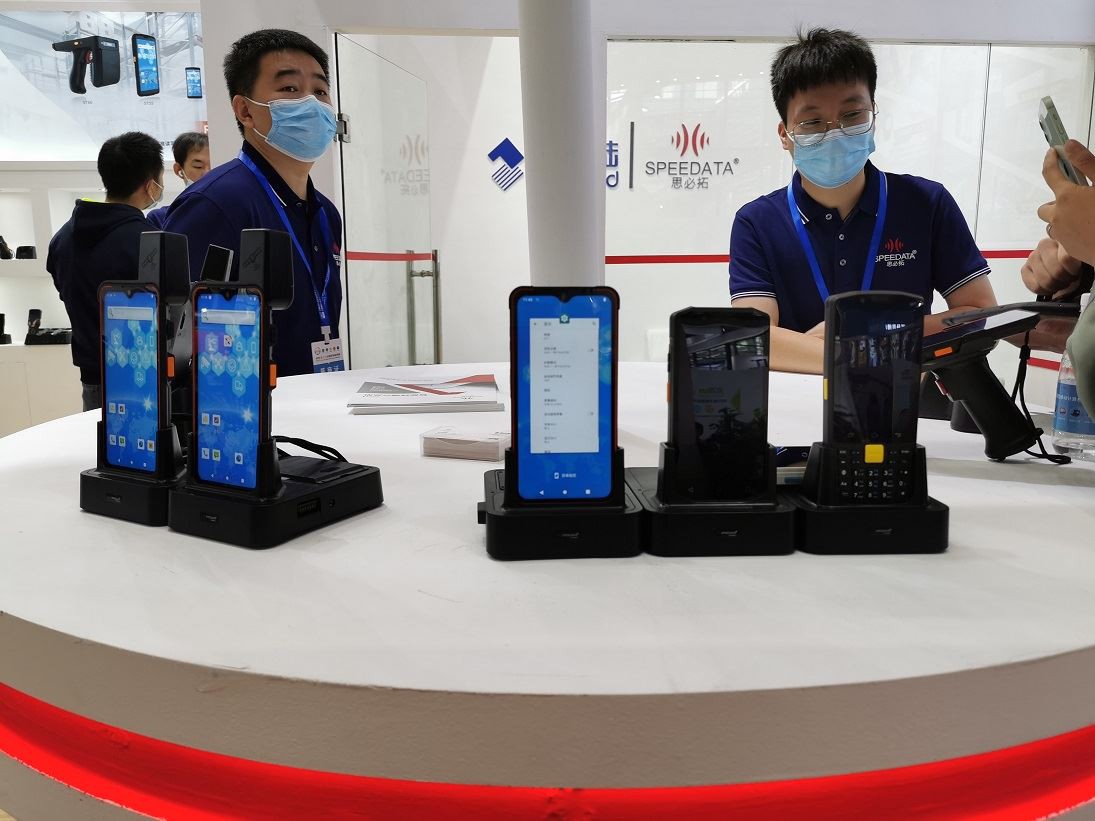 Suure voolu laenguga Pogo pin kehtib pihuarvutile