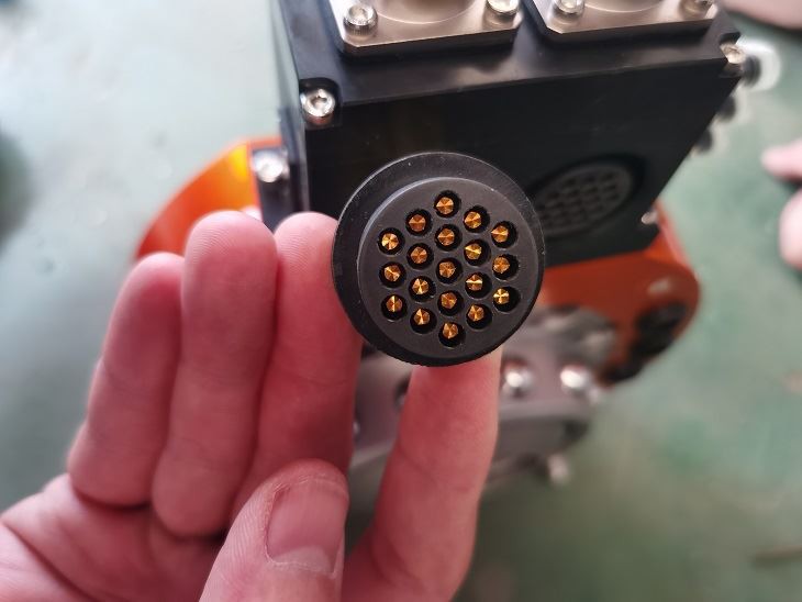 19 kontaktiga isase ja naissoost pistiku lahendus